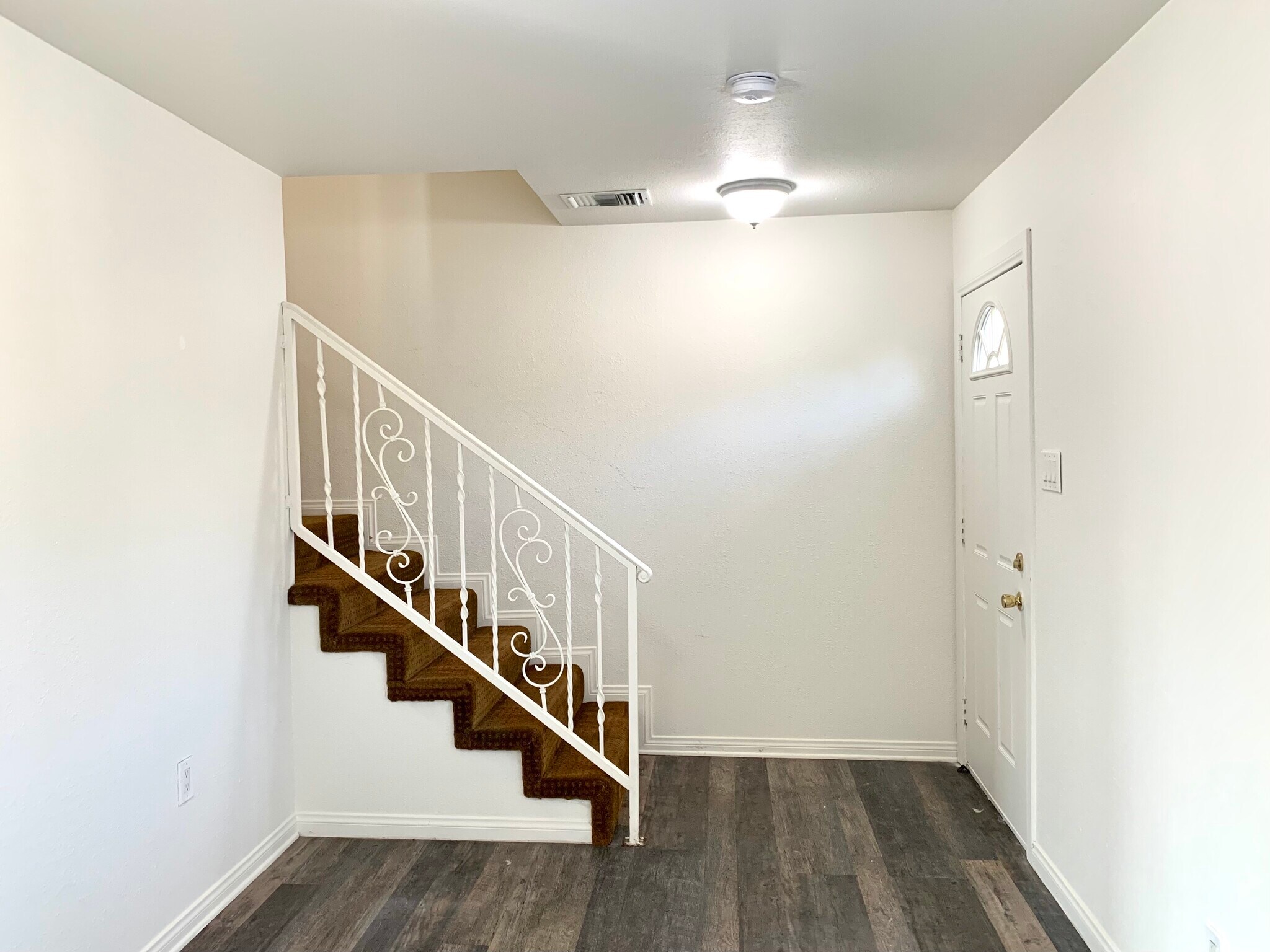 Building Photo - 2134 S Cloverdale Ave