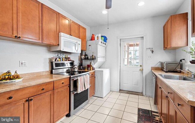 Building Photo - 308 E Miner St