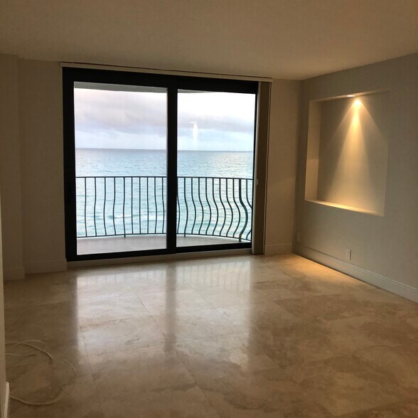 Building Photo - 8877 Collins Ave