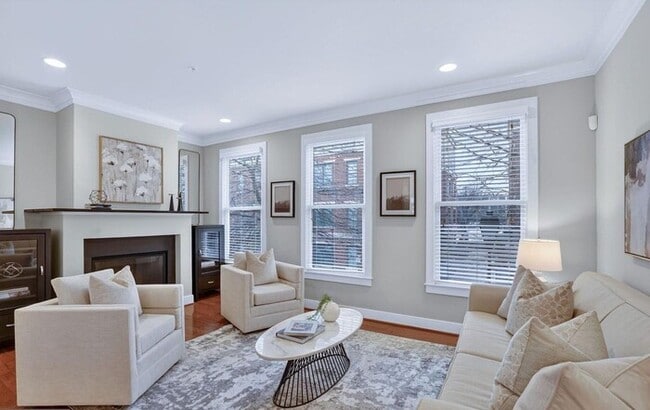 Building Photo - Modern 3BR Townhome with Rooftop Terrace & Garage in Old Town Commons