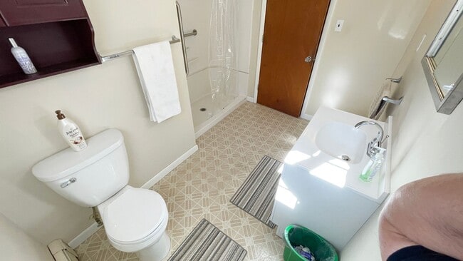 Building Photo - 3 BR House on a Lake 1.5 Baths