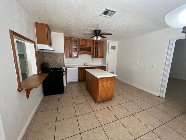 Building Photo - 5 Bedroom 2 Bath - Close to 29 Palms Marin...