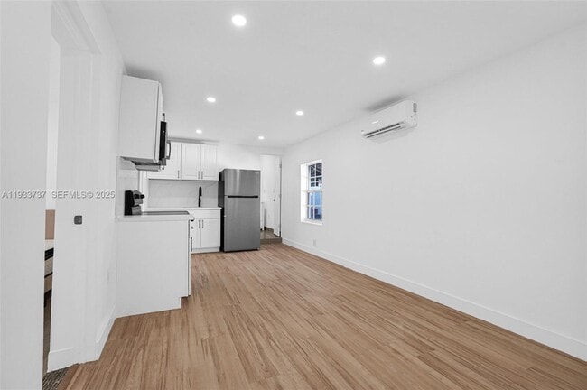 Building Photo - 2419 Coolidge St