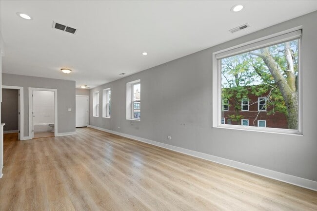 Building Photo - 3701 W Diversey Ave