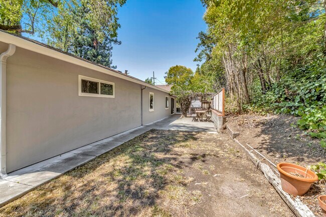 Building Photo - 520 Dawkins Dr