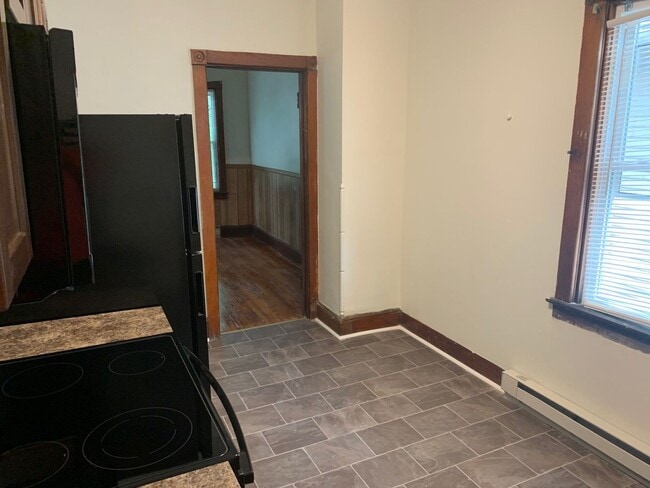 Building Photo - 1030 Center St