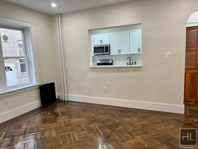 Building Photo - 4BR 1BA Floor Through Classic 7 w/ Parking...