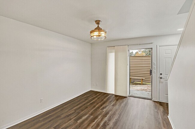 Building Photo - 2 bedroom/ 2 bathroom beautifully updated condo in Twelve Oak Condos!