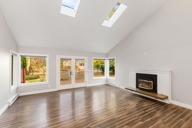 Building Photo - Wonderful 3BD Finn Hill Home in Kirkland with Garage!