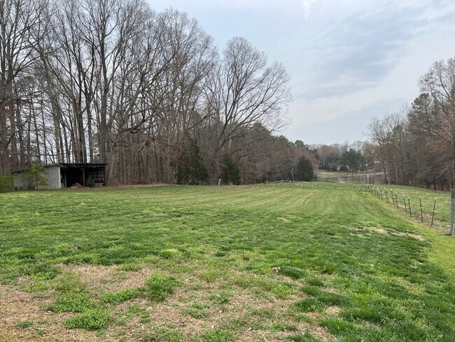 Building Photo - Spacious All Brick 3 Bed/2 Bath Ranch Home - Large Lot (approx. 1.75 acres) - Fenced Backyard - 3...