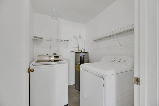 Building Photo - 2 bed/2 bath condo in a gated community