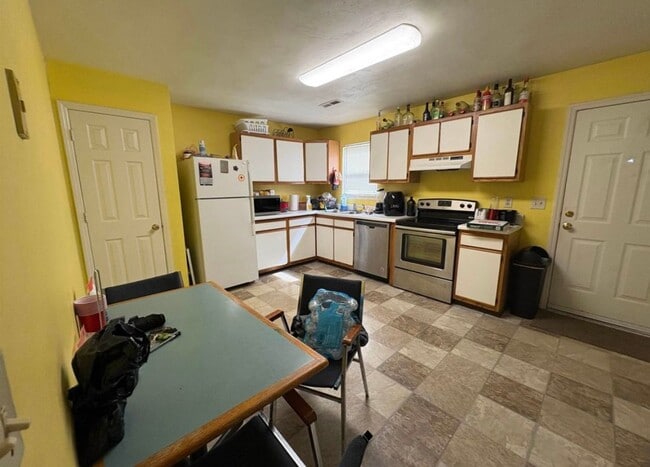 Building Photo - Spacious Townhouse in Blacksburg, VA.