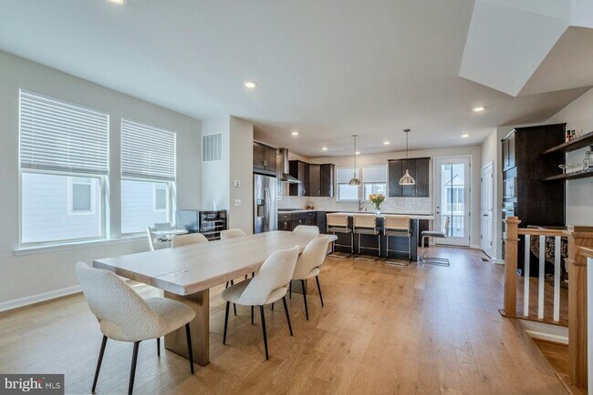 Building Photo - 813 Sawback Sq NE