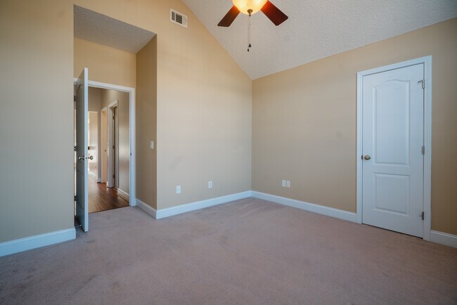 Building Photo - 59 Forest St NE