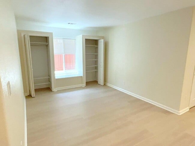 Building Photo - NEW PRICE ! Newly updated Danville Greenbr...
