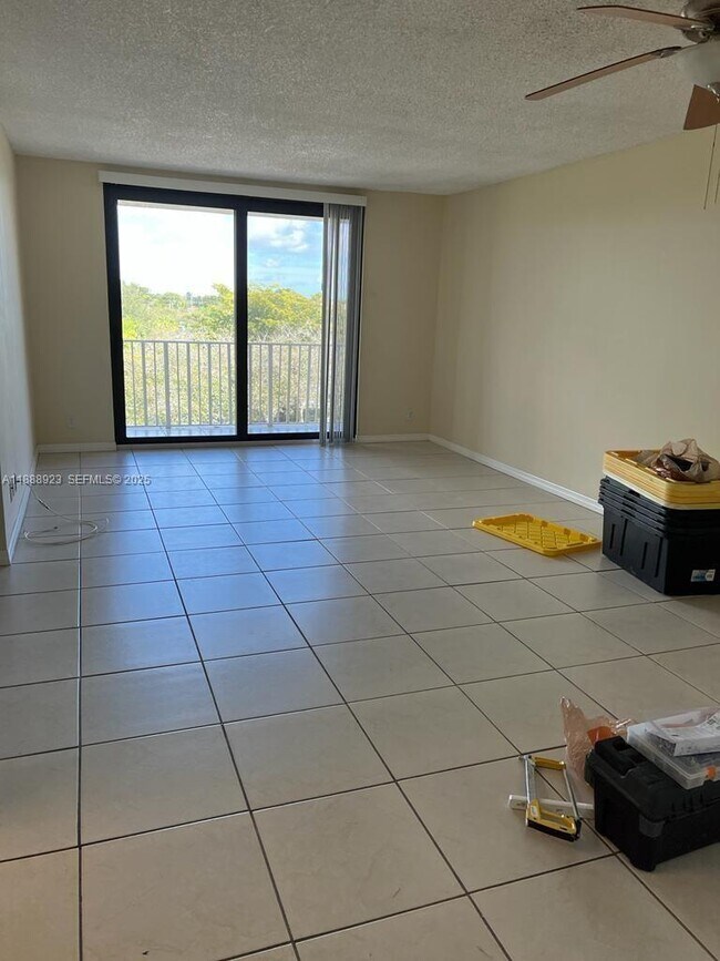 Building Photo - 901 Hillcrest Dr