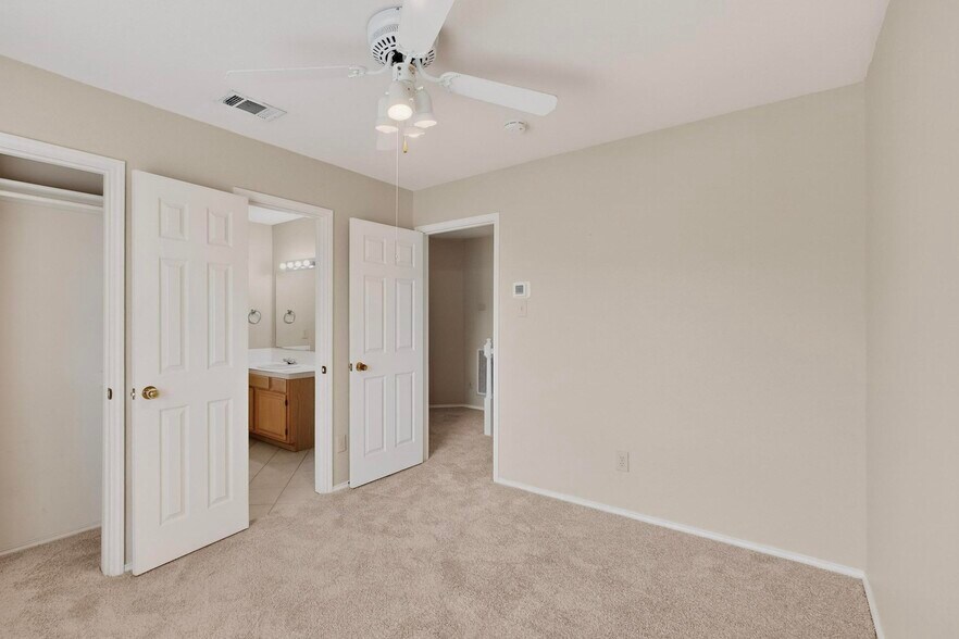 Building Photo - 636 Raintree Cir