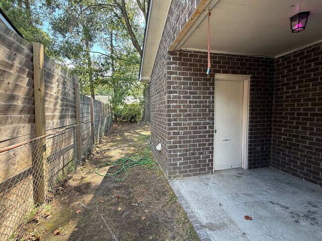 Building Photo - Fully Renovated 2 bed/ 2 bath Duplex! Available Now!