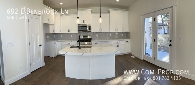 Building Photo - 682 E Benbrook Ln