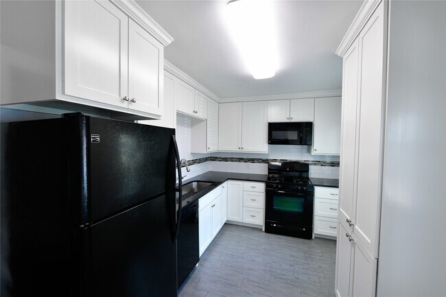 Building Photo - 1011 E 6 1/2 St