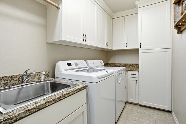 Building Photo - 2412 Emerald Cir
