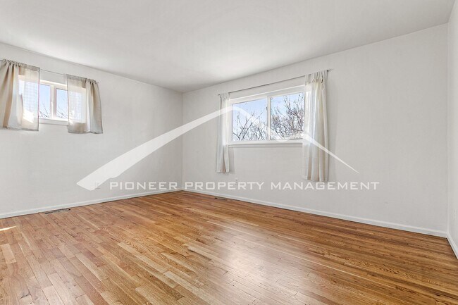Building Photo - Beautiful Updated Home Conveniently locate...