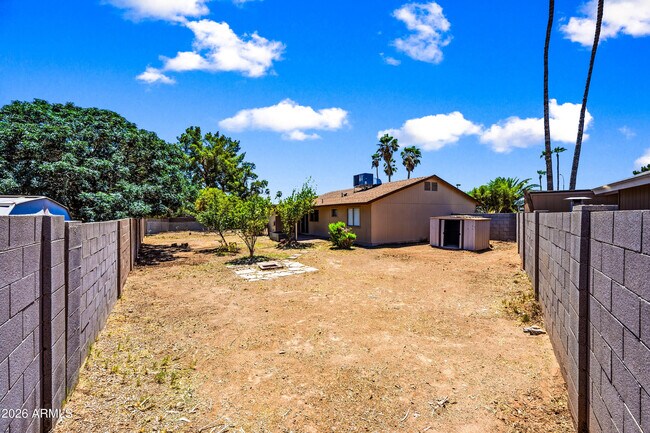 Building Photo - 2216 W Straford Dr