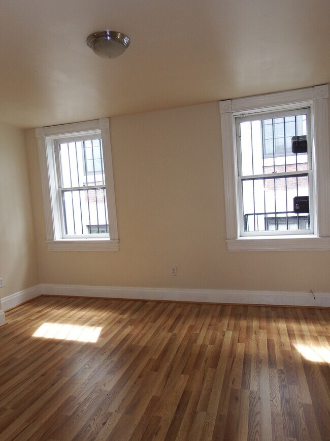 Building Photo - Beautiful Two Level Two Bedroom with Two Baths in Historic Mt Vernon Ready to Move In