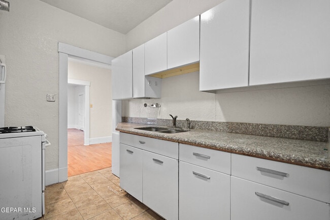 Building Photo - 1307 N Ochoa St