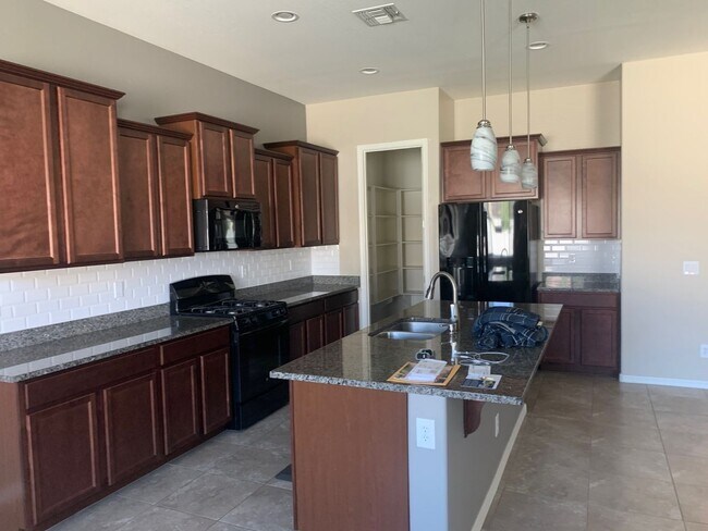 Building Photo - Spacious 3 Bed / 2 Bath Home with Stunning...