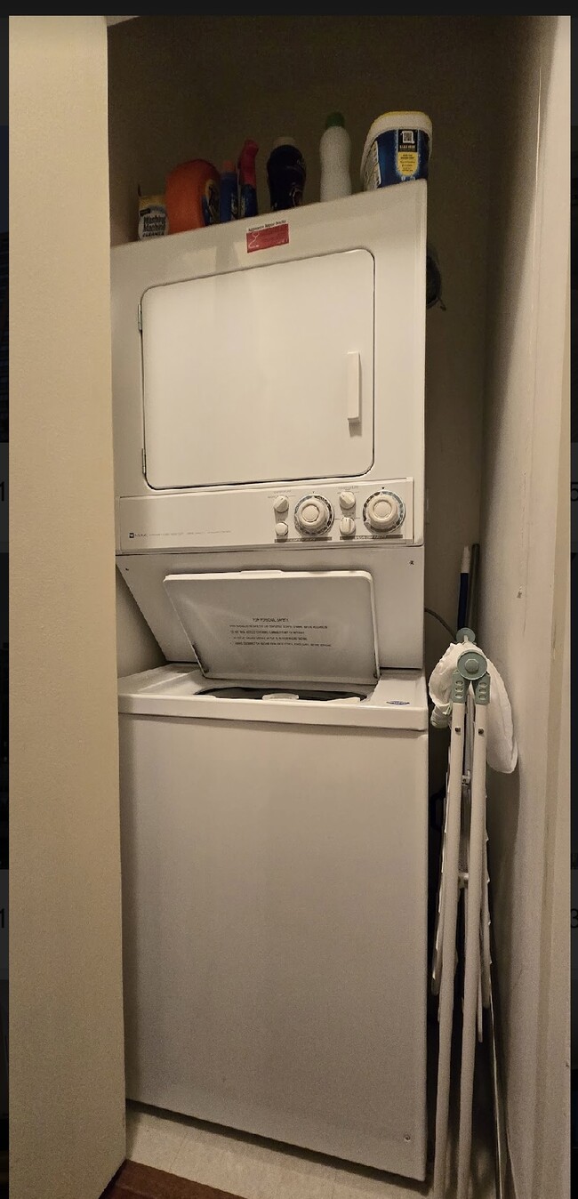 Laundry in the unit - 330 N Jefferson St