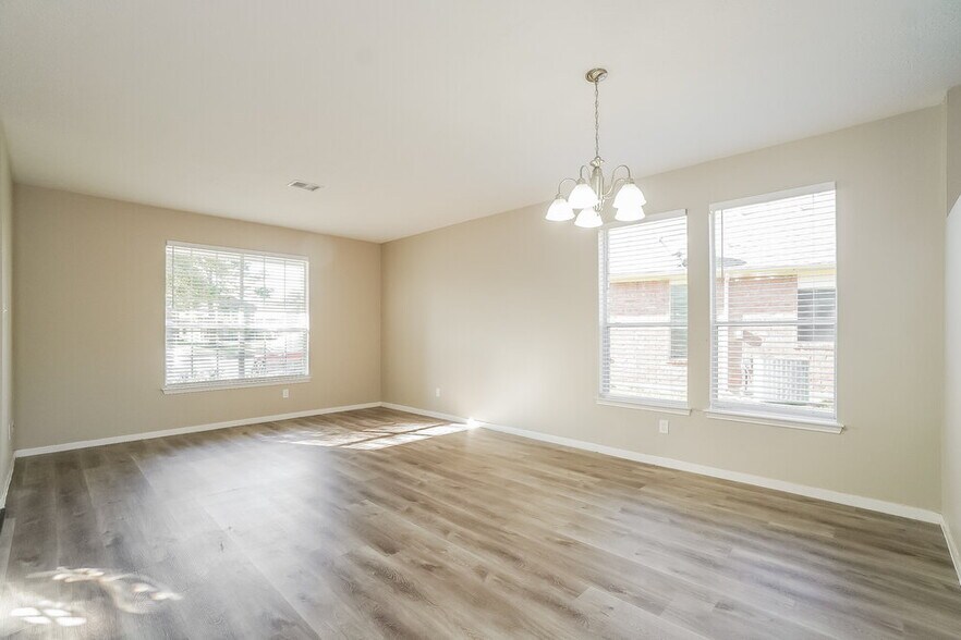 Building Photo - 21902 Willow Shadows Dr