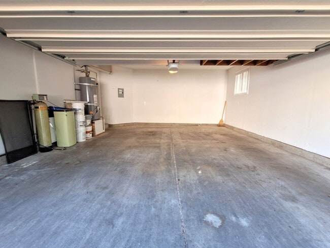 Building Photo - Beautiful 2bd Townhouse With Attached Garage, Private Patio, Pool/Hot Tub, & Clubhouse!