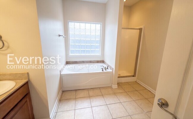 Building Photo - 3 Bed, 2 Bath Home with Garage / Available Now!