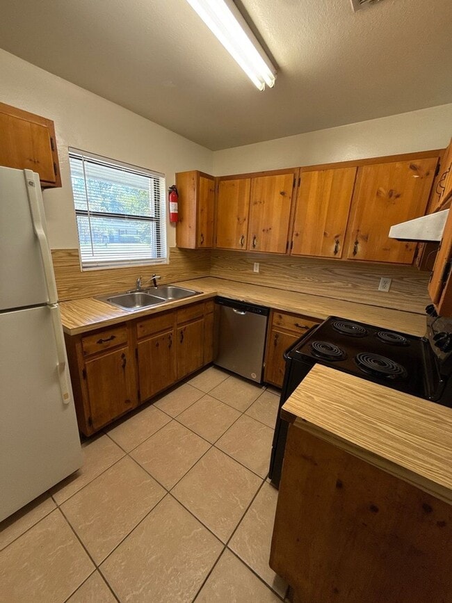 Building Photo - 4 bed/ 2.5 bath home, large yard! Availabl...