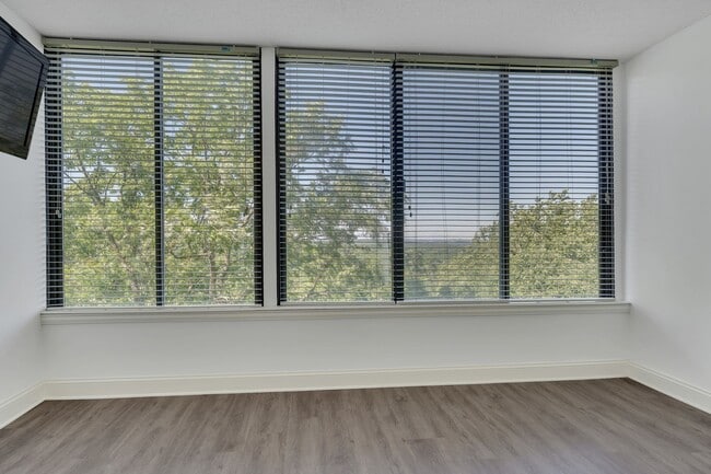 Building Photo - 6666 Brookmont Terrace