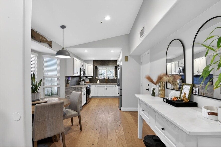 Building Photo - 8807 E Dahlia Dr