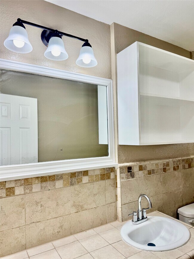 Building Photo - 7225 Hummingbird Ln