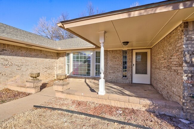 Building Photo - 4 bed 3 bath home!