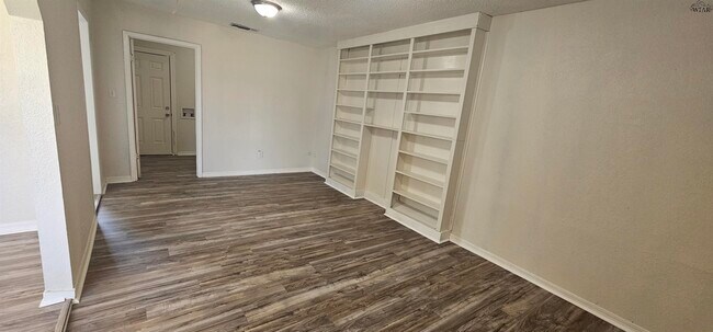 Building Photo - 1404 Deville St