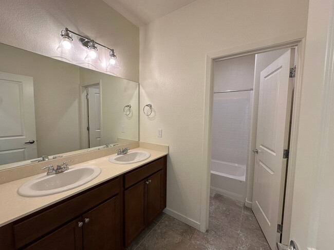 Building Photo - Beautiful Sun Valley Townhome!