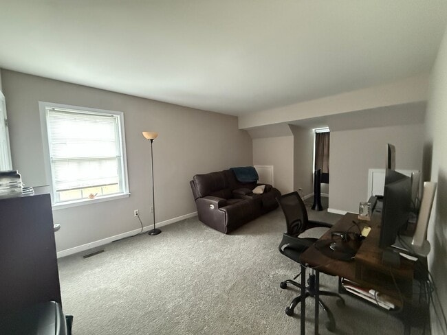 Building Photo - $2545- SPACIOUS 4 BEDROOM 2.5 BATH HOME IN GLEN ALLEN