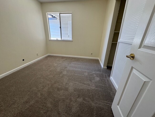 Building Photo - Remodeled 5 bedroom single level house - n...