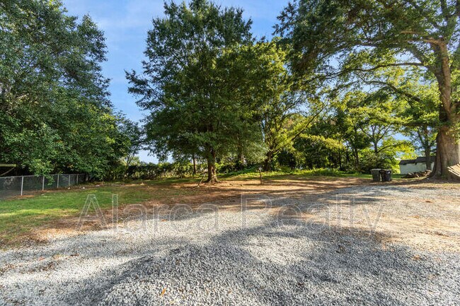 Building Photo - 530 N Church St