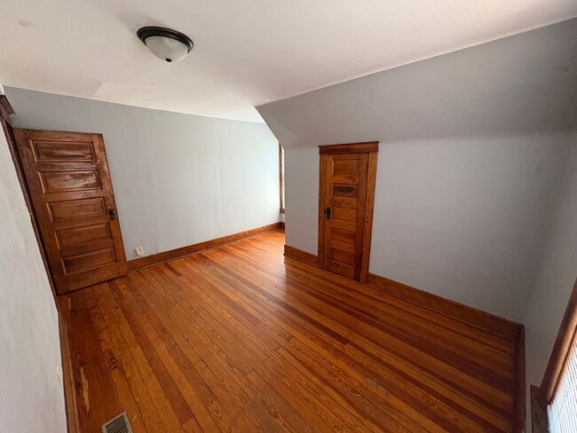 Building Photo - Charming 3-Bed Home with Spacious Layout & Large Backyard