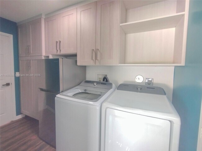 Building Photo - 5780 Sun Pointe Cir