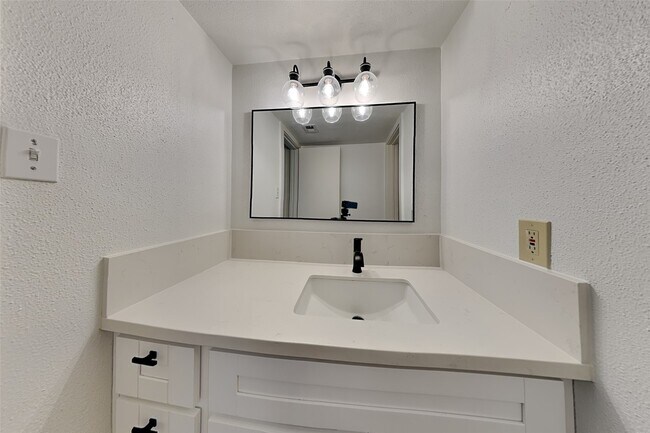 Building Photo - 2100 Tanglewilde St