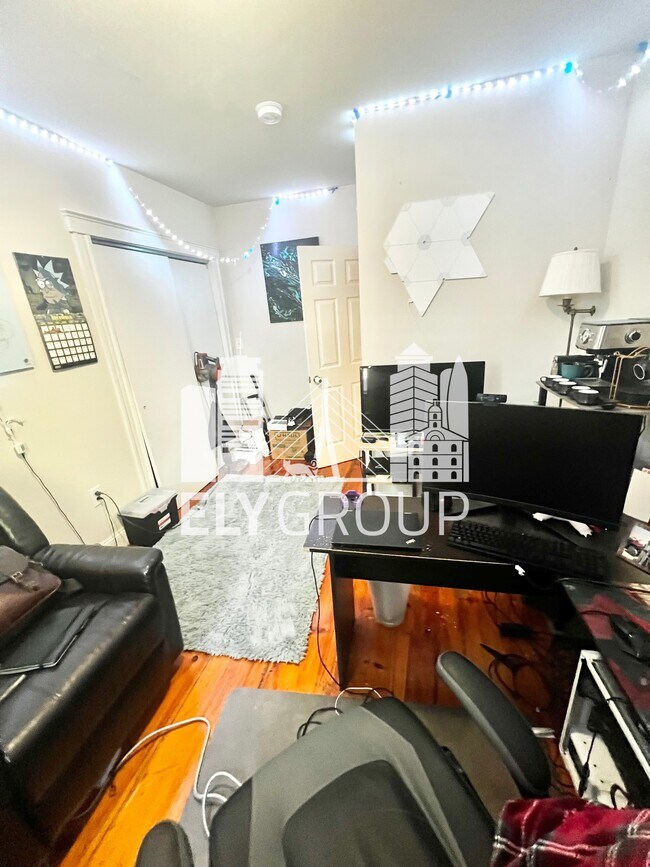 Building Photo - 165 Sharon St