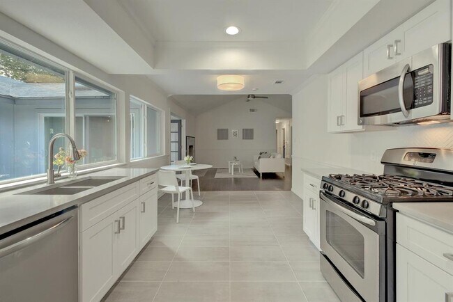 Building Photo - 7204 Hartnell Dr