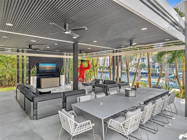 Building Photo - 307 Holiday Dr